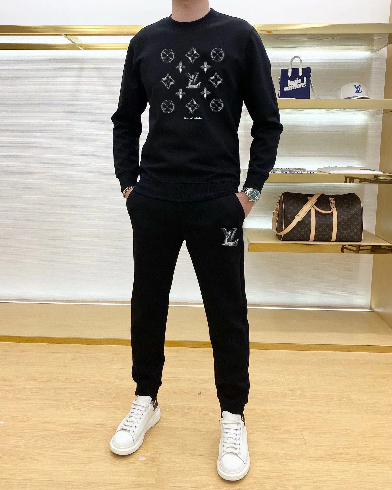 🅿️380 [LV Louis Vuitton] (Fat Man Gospel) hot-selling suit is coming. Focus on the original version of the official website. 2025 new hot-selling sweatshirt suit. The original order is hard to buy🇭🇰. It is the meticulous work of top designers for a fitting and perfect upper body effect. All-natural high-quality Roman cotton 100%, close-fitting comfort, noble and elegant! Original hardware embodies elegance and nobility! Counter size: M-5XL (maximum wear up to 220 pounds)
